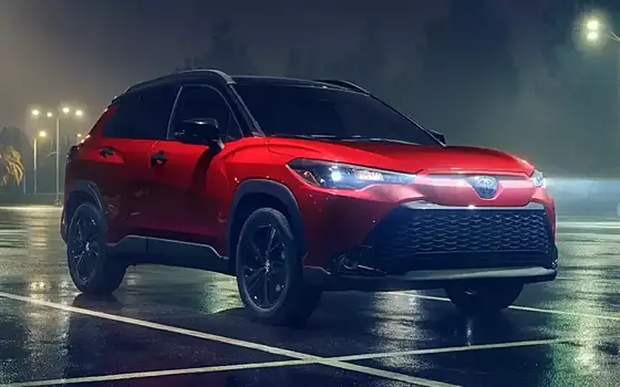 Toyota Corolla Cross начали красить в фирменный цвет Mazda