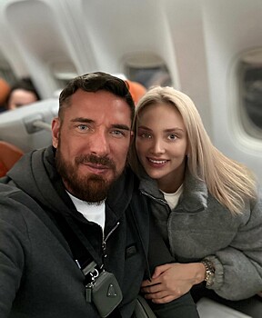 Курбан Омаров опубликовал фото с возлюбленной из самолета и испугал подписчиков