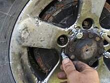 Автоэксперт объяснил, как в дороге открутить прикипевшее колесо