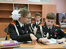 Подростки и студенты участвуют в программе для волонтеров «Обучение служением»