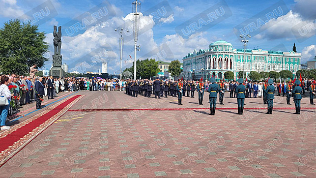 VIP-церемония у памятника основателям Екатеринбурга прошла с конфузом