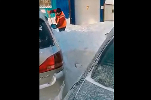Ледяные глыбы обрушились на новую машину и попали на видео