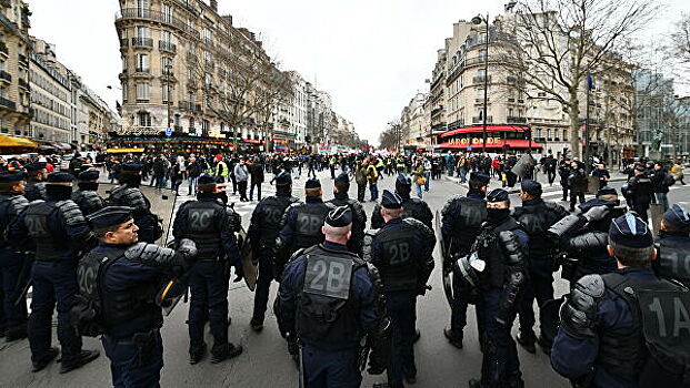 В Париже проходит манифестация против пенсионной реформы