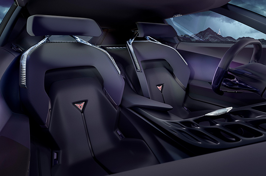 В интерьере — спортивные «ковши», а в мультимедийной сфере производитель применил элементы геймификации: по словам создателей, это усилит чувство единения пилота с машиной.