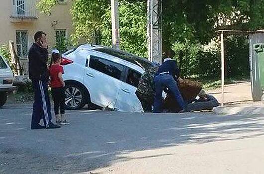 На проезде Кривцова в Оренбурге иномарка улетела в мусорную яму