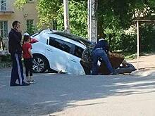 На проезде Кривцова в Оренбурге иномарка улетела в мусорную яму