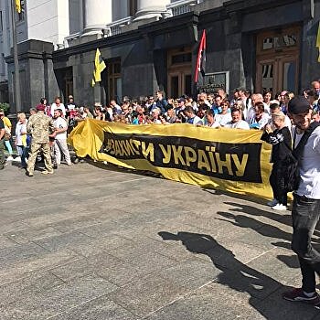 «Нет капитуляции!». Националисты проводят акцию под стенами Офиса президента