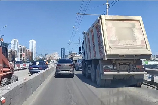 Димитровский мост продавили большегрузами в аномальную жару в Новосибирске