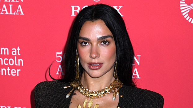 Певица Дуа Липа снялась в облегающем платье с глубоким декольте