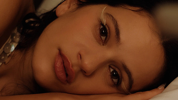 Розалию преследует оркестр в клипе на новую песню Berghain