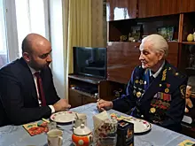 Губернатор Вячеслав Федорищев встретился с ветераном Джемсом Чибисовым