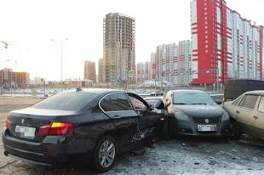В Петербурге лихач на BMW протаранил 8 машин на парковке