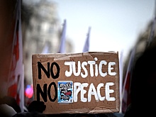 В Париже прошла массовая акция протеста после гибели мигранта от рук полицейского