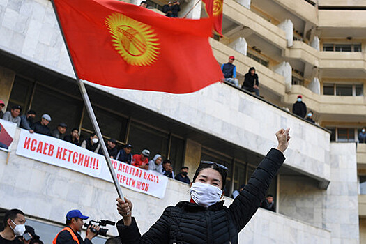 В Киргизии одновременно проходят президентские выборы и референдум