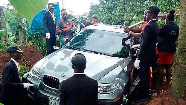 Мужчина похоронил отца в дорогом BMW