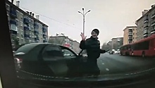 Уходивший от погони водитель прокатил инспектора и попал в ДТП в Казани
