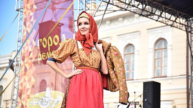 «Кутюр будущего»: сарафаны прошлых столетий из Великого Новгорода представили на «Городе ремёсел»
