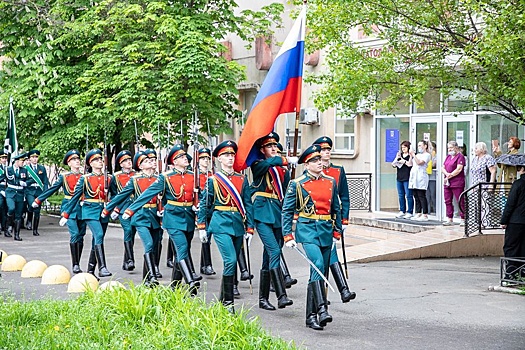В Красноярске полицейские организовали для ветеранов Великой Отечественной войны концерты во дворах их домов