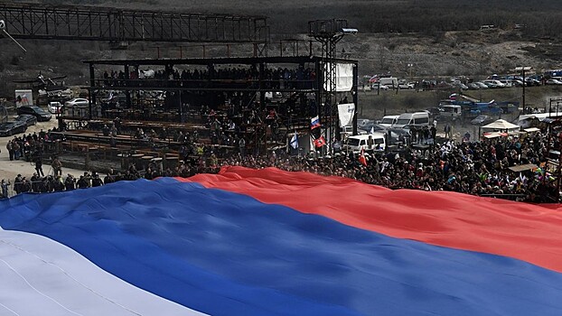 В Севастополе развернули 70-метровую копию государственного флага России