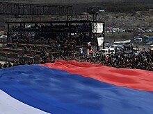В Севастополе развернули 70-метровую копию государственного флага России
