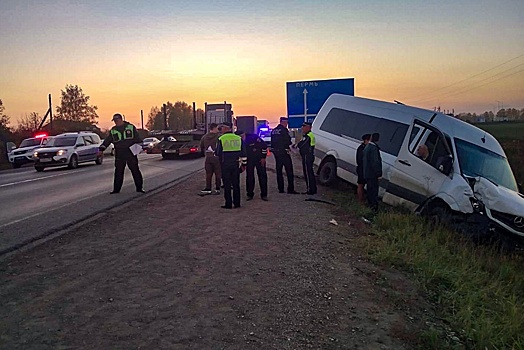 В Свердловской области произошло ДТП с микроавтобусом с детьми