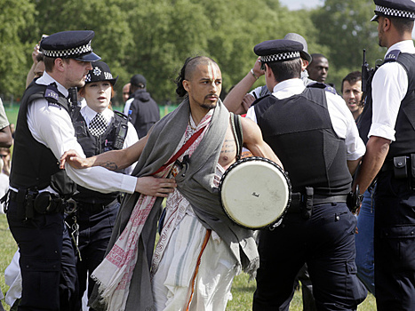 На Западе дебоширы плюют и кашляют на полицейских: расценят как терроризм