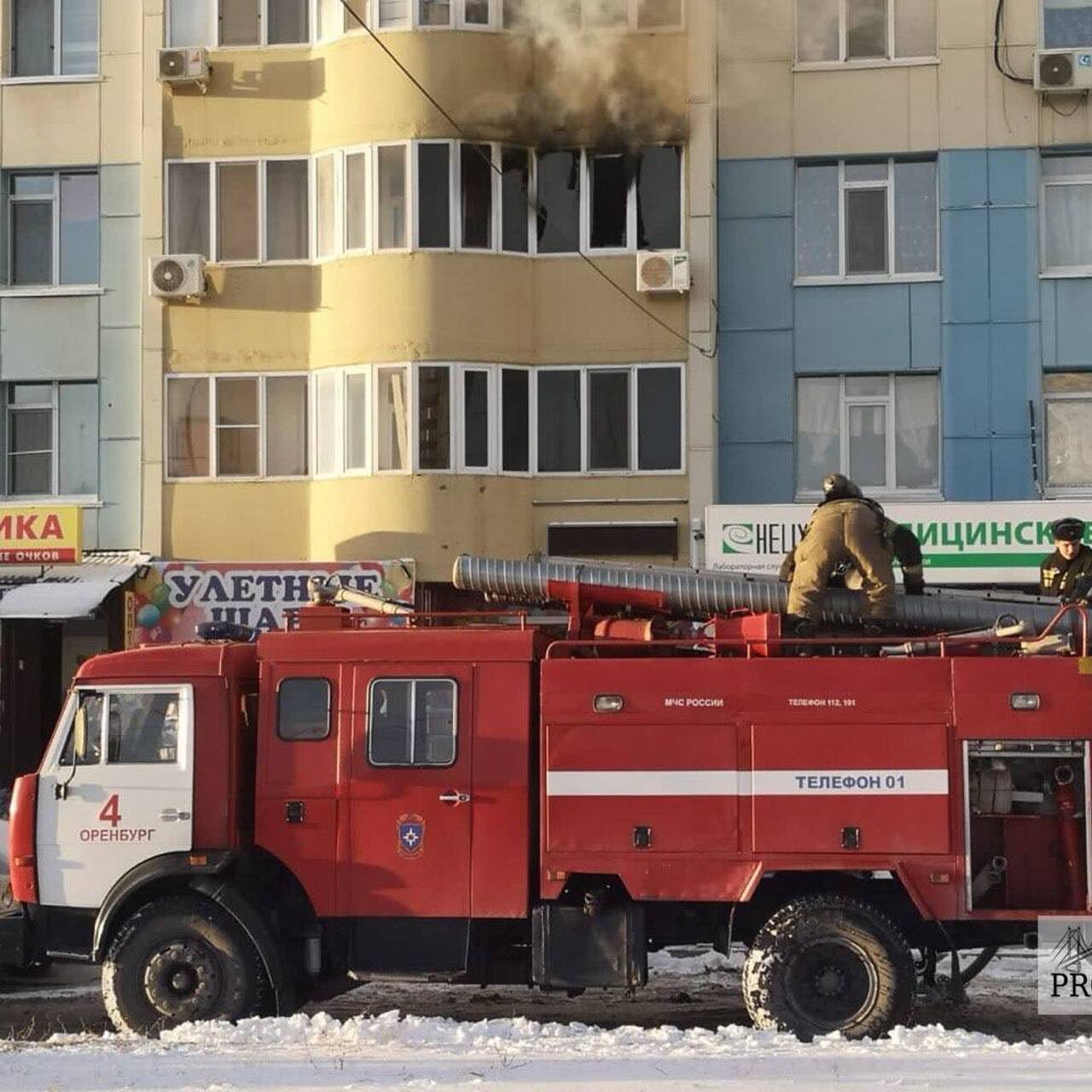 На ул. Салмышской в Оренбурге из горящей квартиры спасли человека -  Рамблер/новости