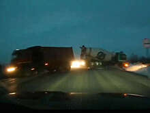 На сибирской дороге попало на видео ДТП самосвала и бетономешалки