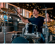 Челябинский завод выпустил календарь с сотрудниками — рыцарями и барабанщиками