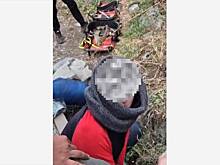 В горах Казахстана мужчина получил травму головы, обматерил спасателей и попал на видео