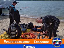 Водолазы МАСС обследовали дно пляжа в парке Кольцово