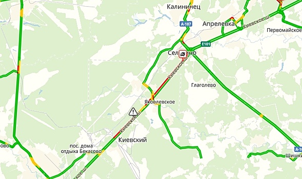 Пробки захватили Киевское шоссе накануне Первомая