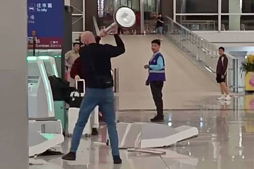 Пассажир с психическими проблемами атаковал автоматы в аэропорту столбом и попал на видео