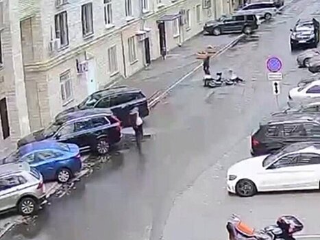 Неизвестный на электровелосипеде сбил пожилую женщину на Ленинском проспекте