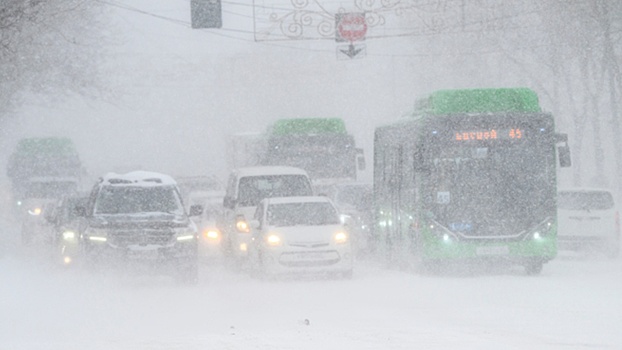 Нулевая видимость и метель: непогода обрушилась на Южно-Сахалинск и Петербург