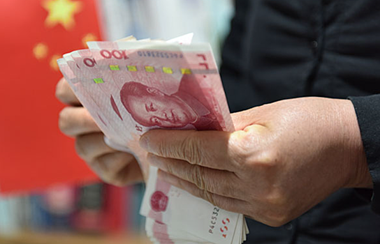 Россиянам подсказали стабильную валюту для вложений