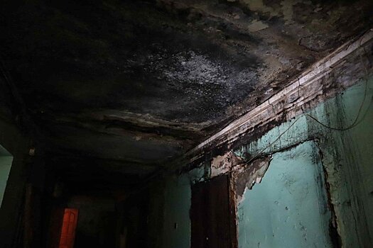 Жильцы дома на Кирова, 28 в Нововятске живут в лужах и при свечах