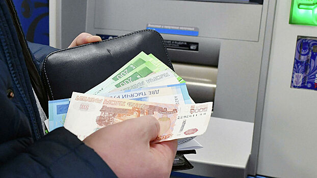 Девальвация рубля: россияне начнут скупать валюту