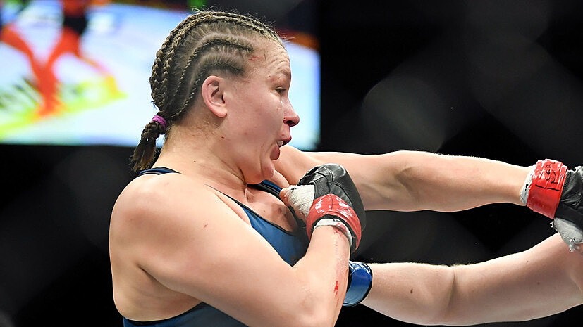 Девушка-боец UFC упала в обморок во время взвешивания