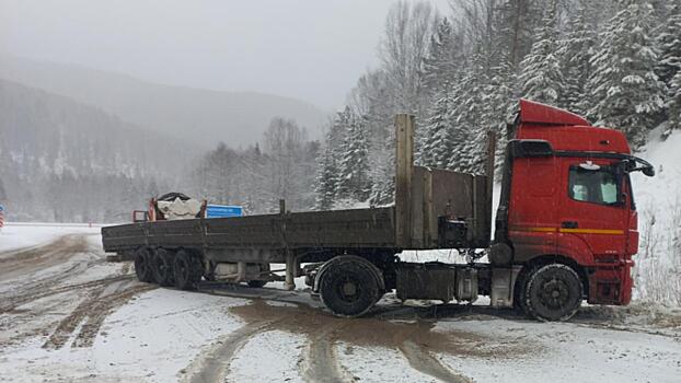 Сотрудники Госавтоинспекции Красноярска оказали помощь водителю большегруза на трассе