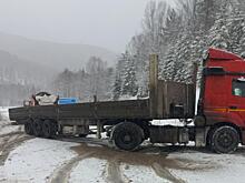 Сотрудники Госавтоинспекции Красноярска оказали помощь водителю большегруза на трассе