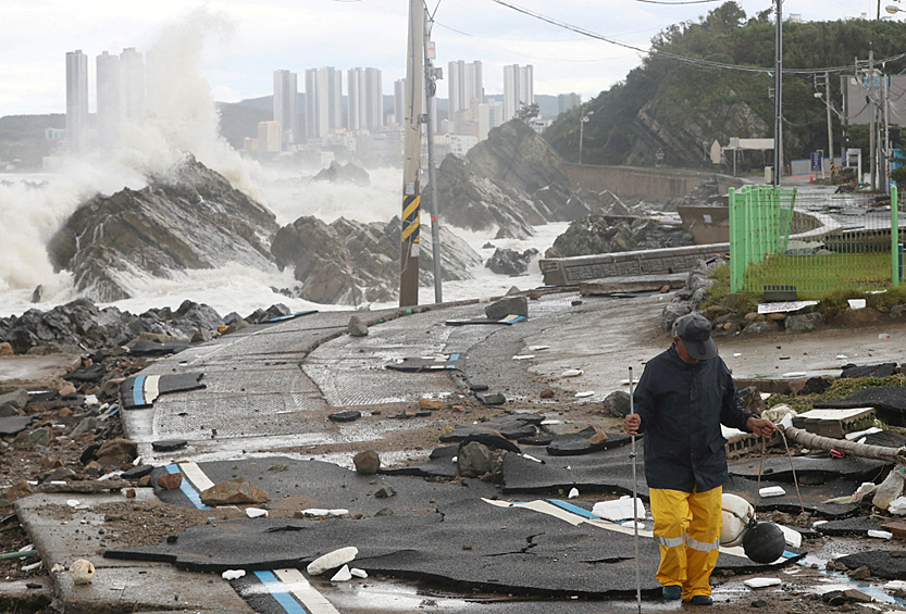 Тайфун «Хинамнор» привел к отмене сотен авиарейсов, приостановке деятельности компаний и закрытию школ