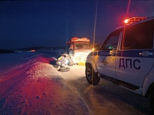 В Якутии инспекторы ДПС не дали водителю замерзнуть на трассе