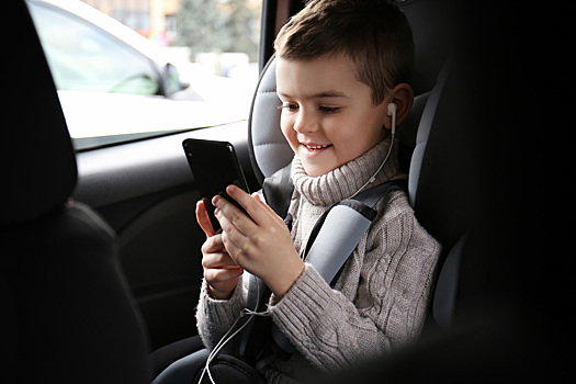 Что послушать с ребенком в машине и дома: 7 крутых подкастов на все случаи жизни
