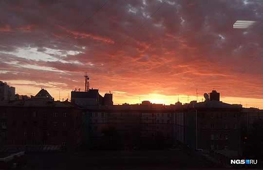 Фото: красивый рассвет над городом заворожил новосибирцев