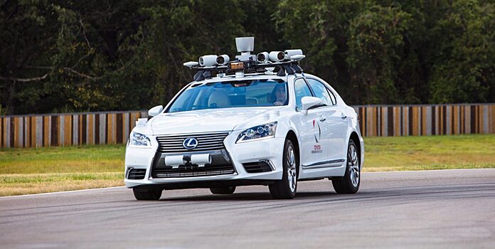 Toyota представила автомобиль-робот, в салоне которого сразу 2 водительских места
