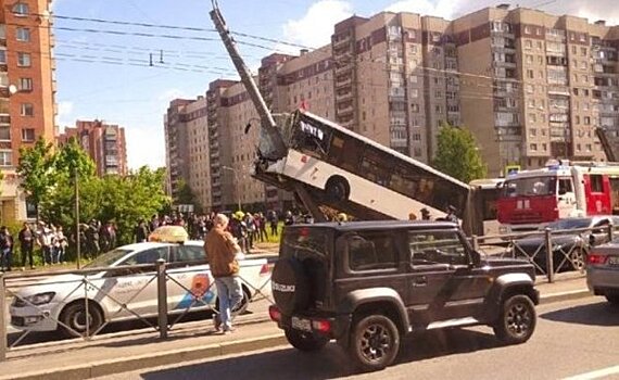 В Санкт-Петербурге рейсовый автобус врезался в столб и завис над землей
