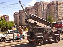 В Санкт-Петербурге рейсовый автобус врезался в столб и завис над землей