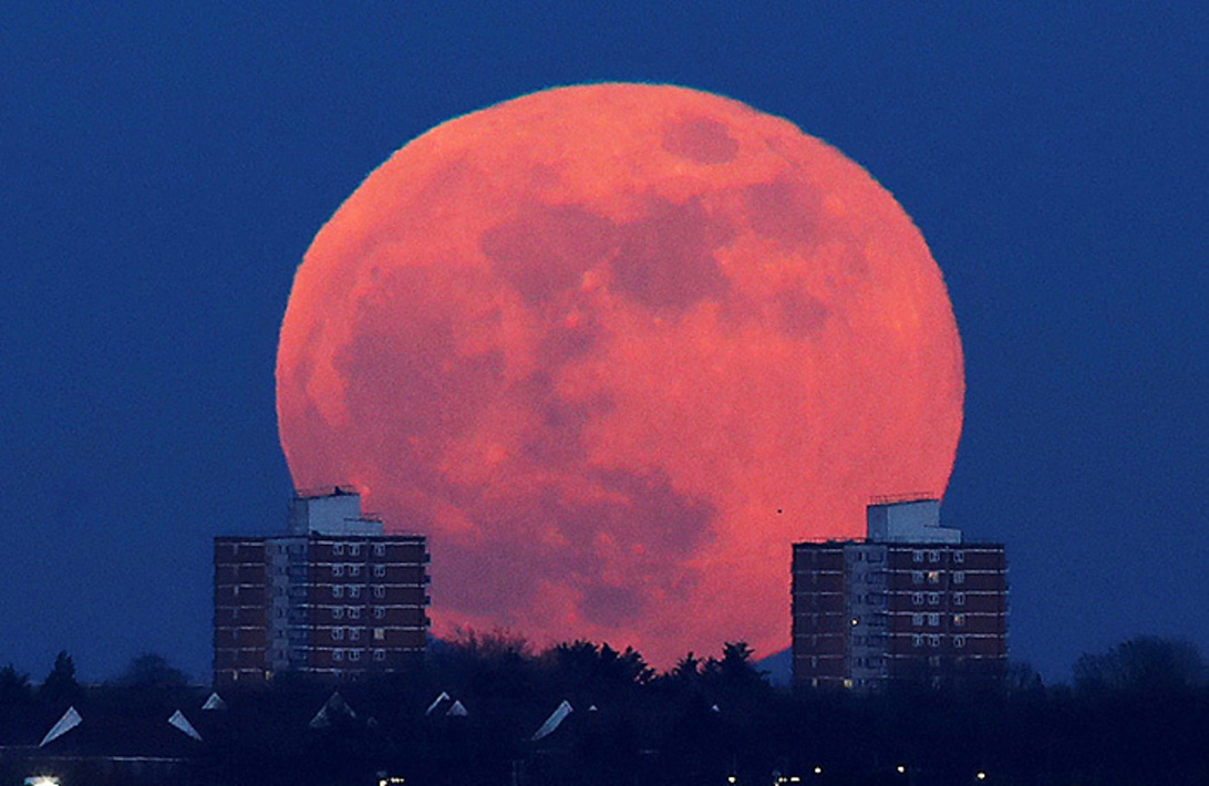 Самая сильная луна. Кровавая Луна 2022. Лунное затмение Кровавая Луна. Суперлуние красная Луна. Кровавая Луна 2021 суперлуние.