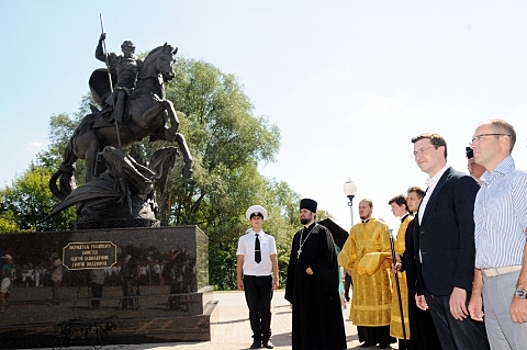 Глеб Никитин открыл новую площадь Георгия Победоносца на Бору